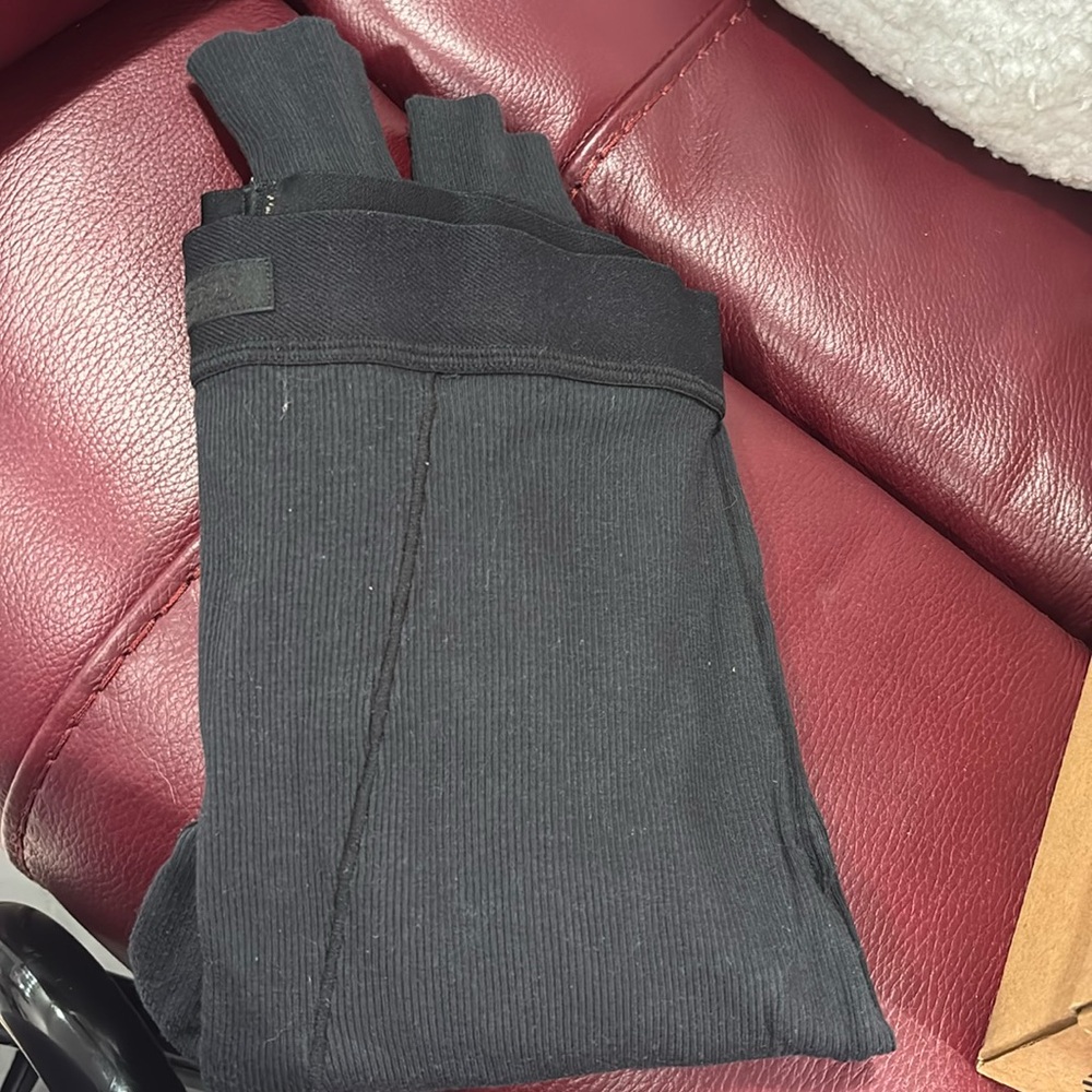 Used skims leggings in onyx